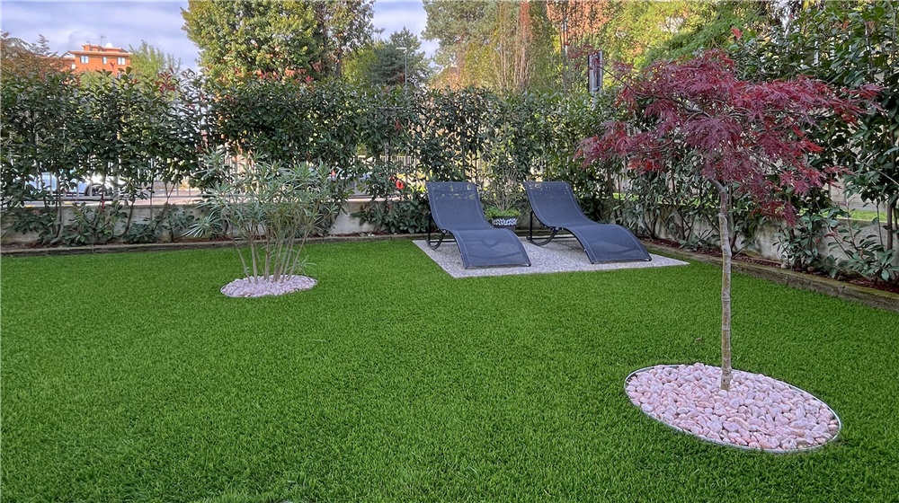 News Tappeto o erba sintetica professionale? Scopri la differenza e scegli la qualità che dura nel tempo